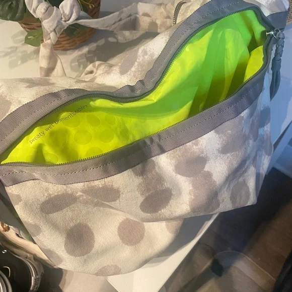 Lululemon White and Gray Large Bag - Picture 6 of 13